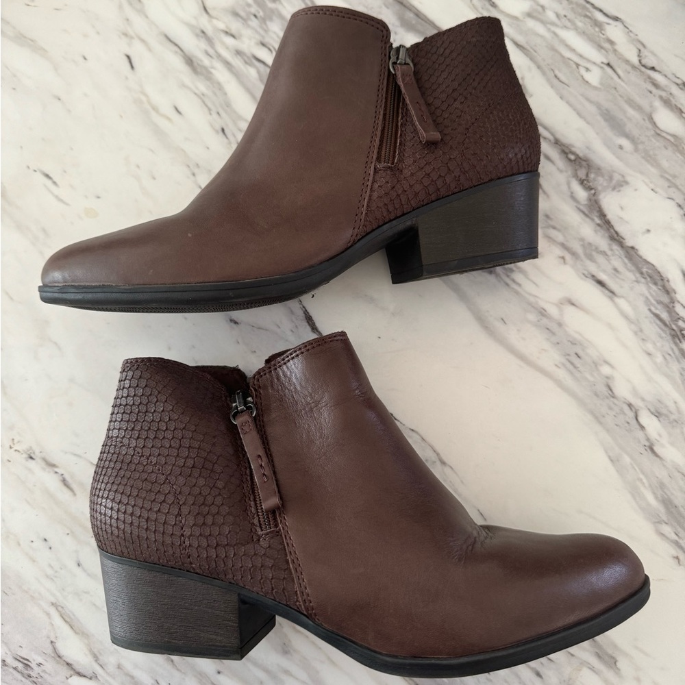 CLARKS Collection Women’s Brown Booties Ankle‎ Boots 1.5” Heel Size 8 M Shoes - Picture 7 of 7